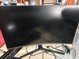 un écran d'ordinateur posé sur une table, à côté d'un clavier