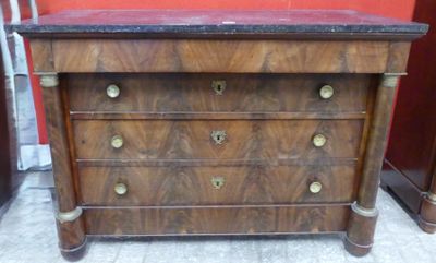 une commode en bois avec un plateau en marbre, exposée