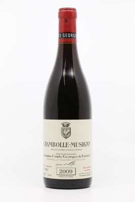 gros plan d'une bouteille de vin sur fond blanc