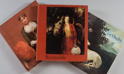 trois livres posés sur une table blanche, avec la photo d'une femme et d'un chien