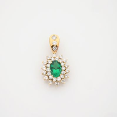 pendentif en émeraude et diamant sur fond blanc
