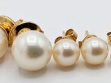 trois paires de boucles d'oreilles en perles et en or posées sur un fond blanc