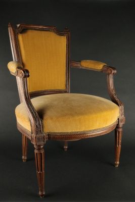 une image représentant une chaise dont l'assise est recouverte d'un tissu jaune