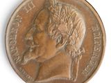 une vieille pièce de bronze sur laquelle figure le portrait d'un homme
