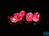 un gros plan sur deux cœurs roses sur un fond noir