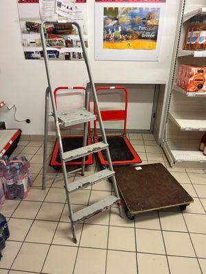 une échelle appuyée contre un mur dans un magasin