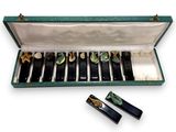 une image représentant un coffret vert contenant cinq parfums différents