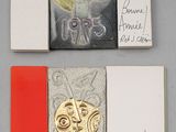 deux livres sur lesquels figurent les portraits d'un homme et d'une femme