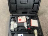 une photo d'une trousse à outils dans un coffret posé par terre