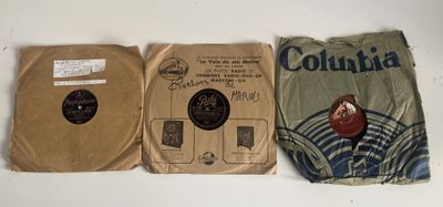 trois CD posés les uns à côté des autres sur une table