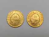 deux pièces d'or, l'une ornée d'une couronne et l'autre d'un feuillage de laurier