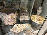 de nombreuses assiettes et tasses exposées dans une vitrine