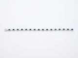 un bracelet en or blanc serti de saphirs bleus et de diamants