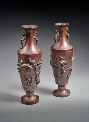 deux vases posés côte à côte sur une table