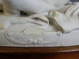 une statue représentant un cheval couché sur une table