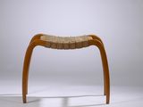 un gros plan sur un tabouret en bois avec une assise tressée