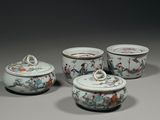 quatre bols en porcelaine chinoise avec couvercles, ornés de motifs d'oiseaux et de fleurs