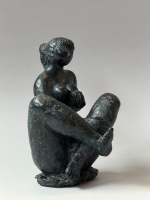un gros plan sur une statue représentant une femme tenant un bébé dans ses bras