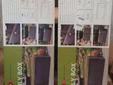 deux cartons vides posés sur une table en bois