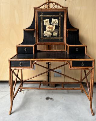 un petit bureau surmonté d'un miroir