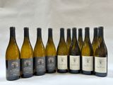 six bouteilles de vin alignées sur un fond blanc