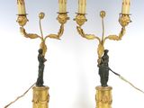 paire de candélabres anciens en laiton ornés de figurines sur socles