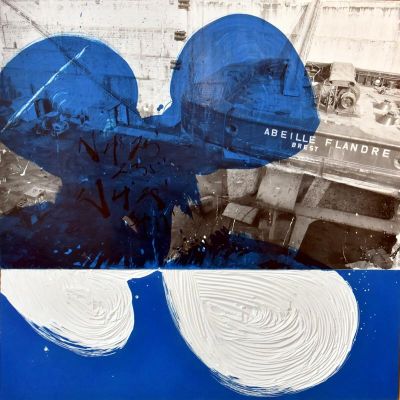 une peinture représentant une tête de Mickey Mouse sur fond bleu, avec une image d'un bâtiment en arrière-plan
