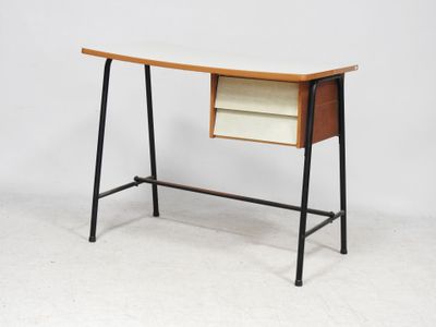 une photo d'un bureau sur lequel est posée une bibliothèque