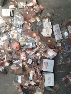 une liasse de billets posée par terre à côté d'une poubelle