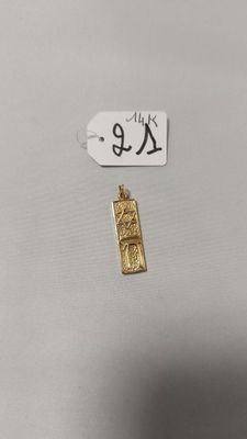 un gros plan sur un morceau de métal muni d'une étiquette