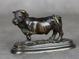 une statue de taureau posée sur un socle