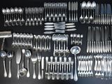 beaucoup de cuillères et de fourchettes en argent sur la table