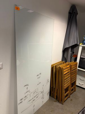 un tableau blanc accroché au mur d'une pièce