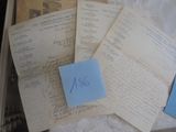 une valise remplie de lettres et de papiers, sur laquelle est collé un autocollant bleu