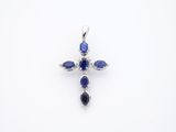 un pendentif en forme de croix bleue et blanche, orné de pierres bleues sur fond blanc
