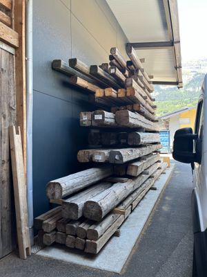 un camion garé à côté d'un tas de bois