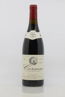 une bouteille de vin rouge posée sur une table blanche