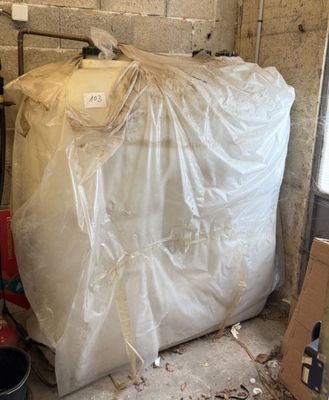 une photo d'une pièce dans laquelle se trouve un matelas