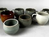 de nombreuses tasses alignées les unes à côté des autres sur la table