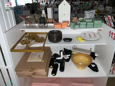 une étagère blanche sur laquelle sont posés de nombreux objets