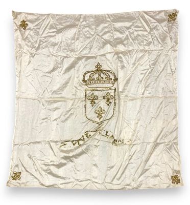 Broderie de sequins sur soierie ivoire aux armes des chouans…