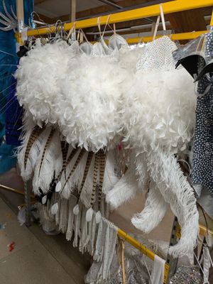 beaucoup de vêtements suspendus à une étagère dans un magasin