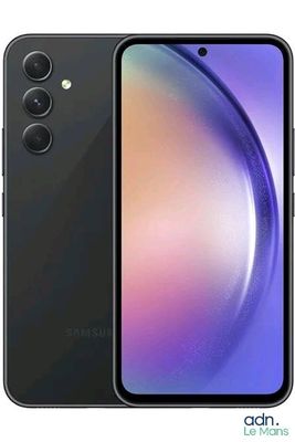 vue arrière et latérale d'un smartphone noir dont l'appareil photo est ouvert
