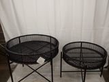 deux chaises en osier noir et une table devant un fond blanc
