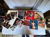 une table sur laquelle sont posées plusieurs photos