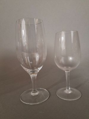 deux verres à vin vides posés l'un à côté de l'autre sur une table