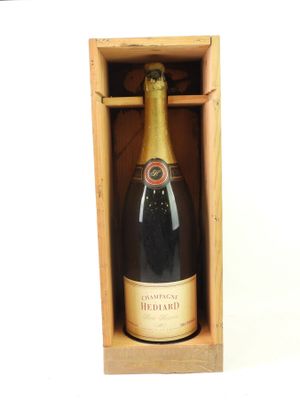 une bouteille de champagne dans un coffret en bois posée sur une table