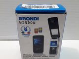 emballage d'un téléphone portable flambant neuf dans une boîte bleue