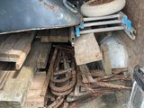 une image d'un tas de ferraille dans un garage