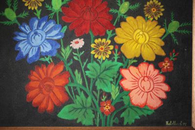 une peinture représentant un bouquet de fleurs, peinte sur un tableau noir